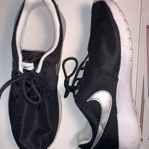 BLACK NIKE SNEAKERS